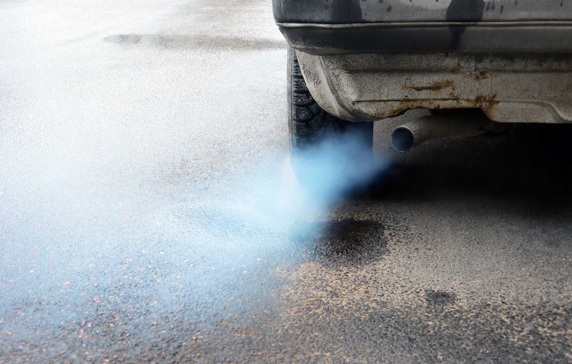 Сизый дым из выхлопной трубы дизельного двигателя, причины его появления, диагностика и локализация проблемы