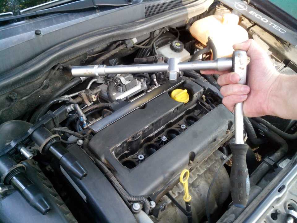 Как вытащить свечу зажигания из двигателя?