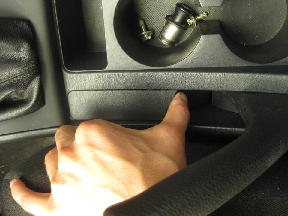 Когда требуется регулировка ручника Тойоты Короллы, как самостоятельно отрегулировать рычаг ручного тормоза, как подтянуть трос ручного тормоза