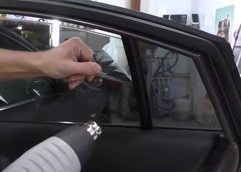 Как снять пленку с автомобильного стекла, как удалить тонировочную пленку со стекол авто в домашних условиях, как убрать клей от пленки на стекле
