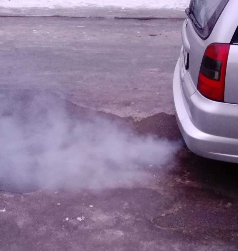 Белый дым из выхлопной трубы бензинового двигателя