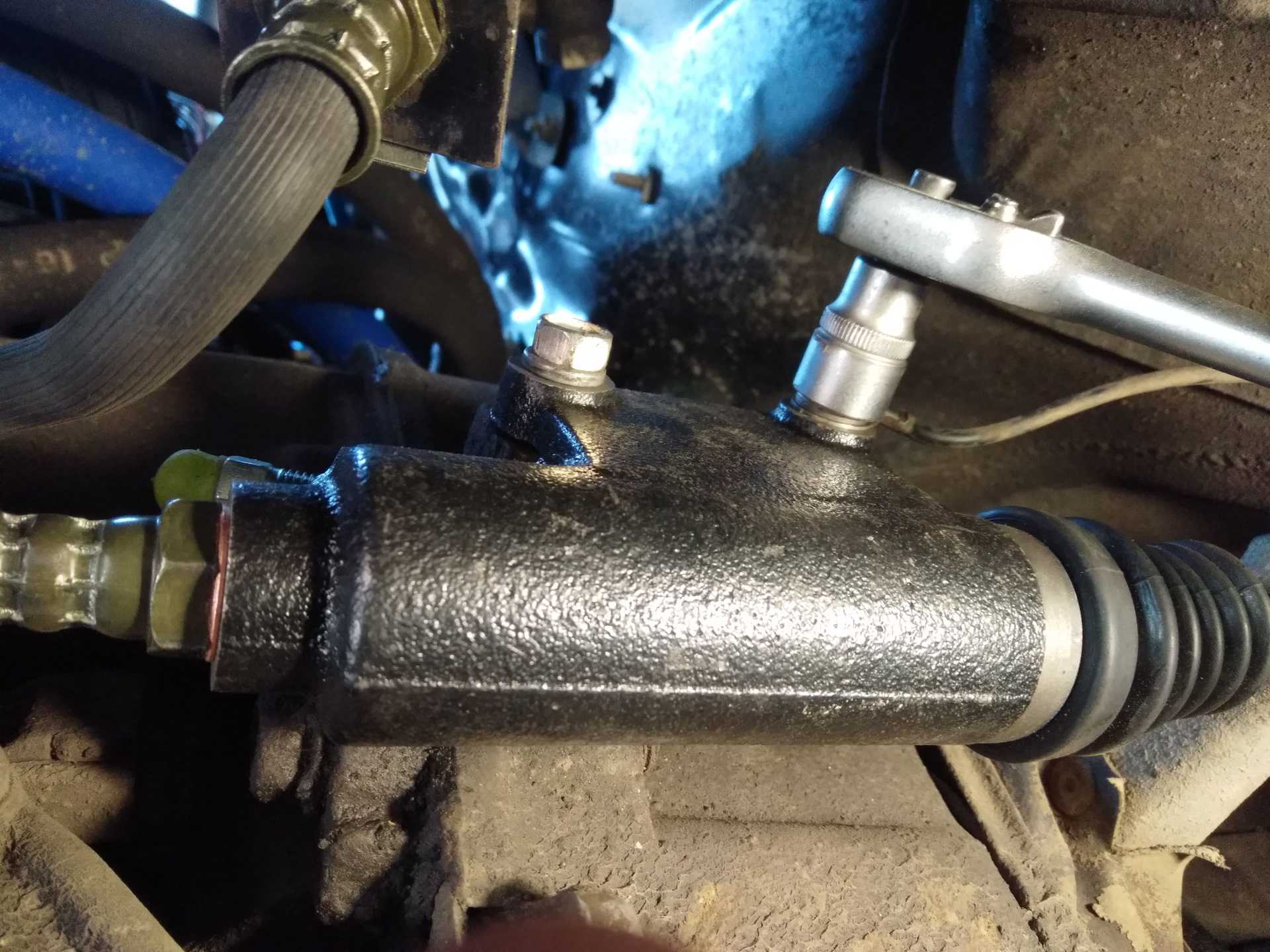 Как поменять рабочий цилиндр сцепления газ 3110