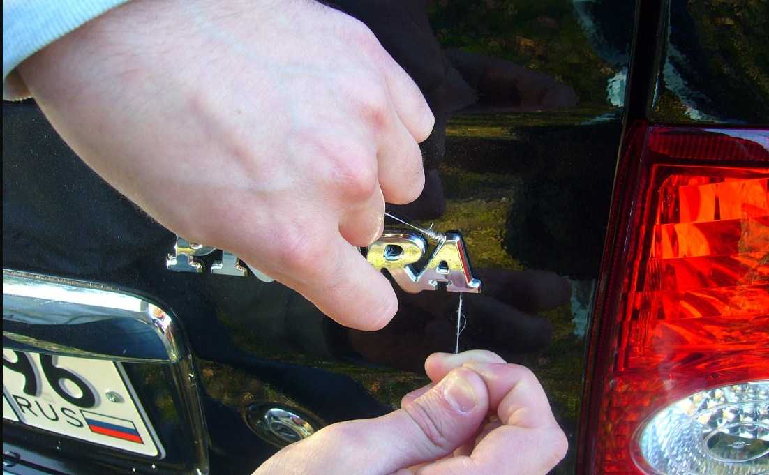 Как убрать клеевое пятно от наклейки с автомобиля