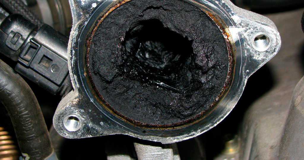 Инжекторный двигатель дымит черным дымом причины