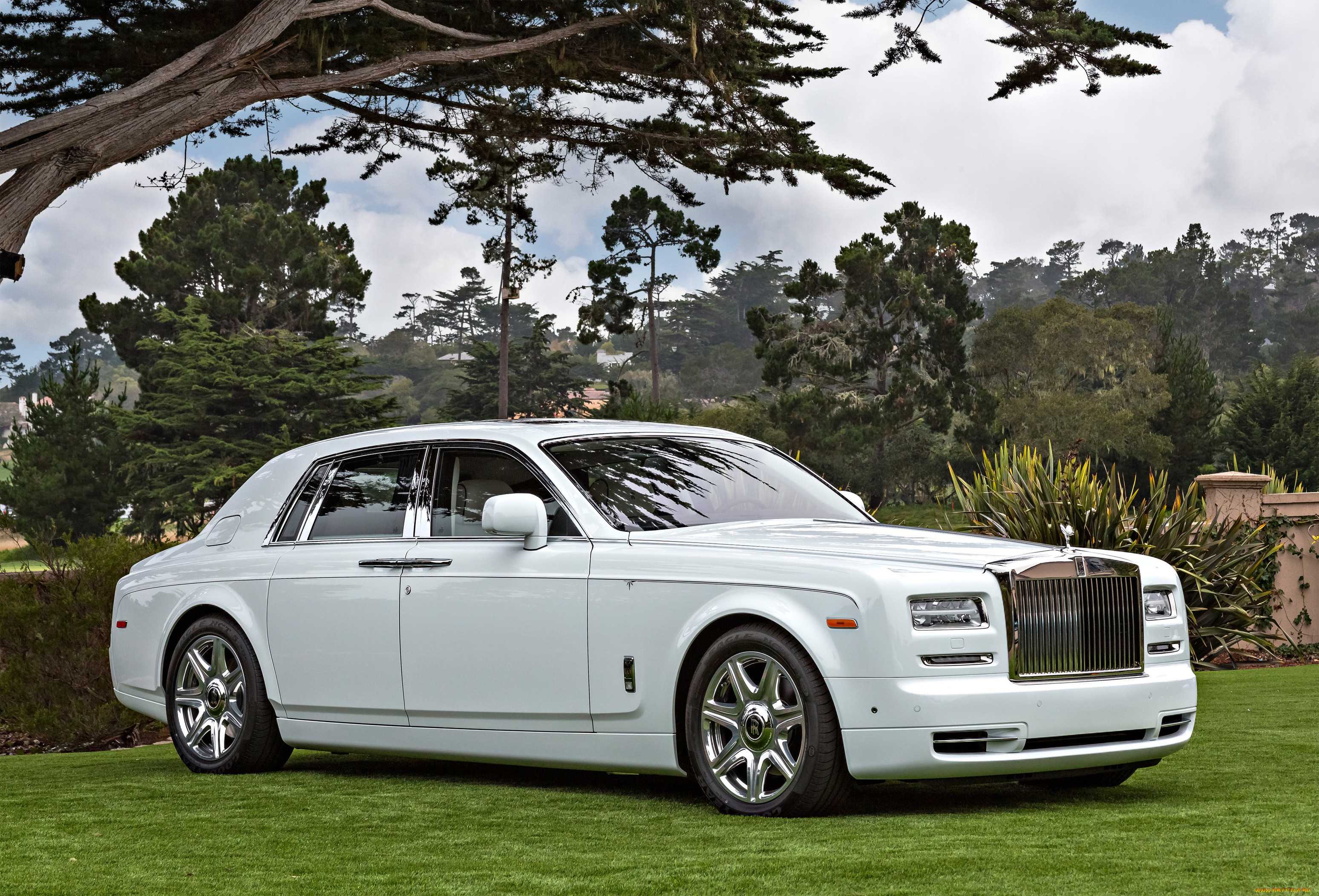 Белый роллс. Rolls Royce Phantom. Rolls Royce Phantom 2012. Машина Rolls Royce Phantom. Rolls Royce Phantom 2013.
