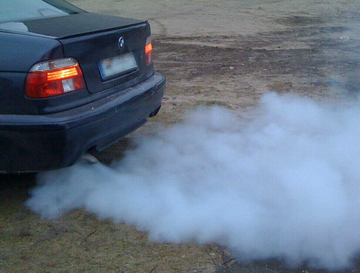 Двигатель дымит на горячую синим дымом причины