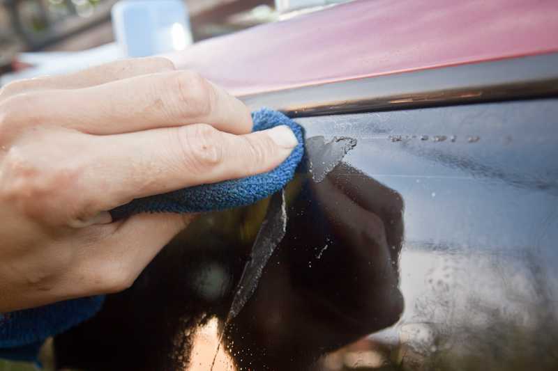 Как снять наклейку со стекла автомобиля, окна – клей оттереть