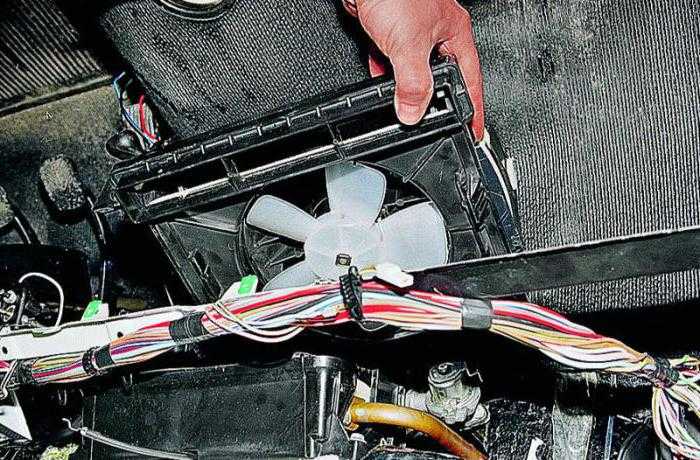 Замена электродвигателя вентилятора отопителя с крыльчаткой