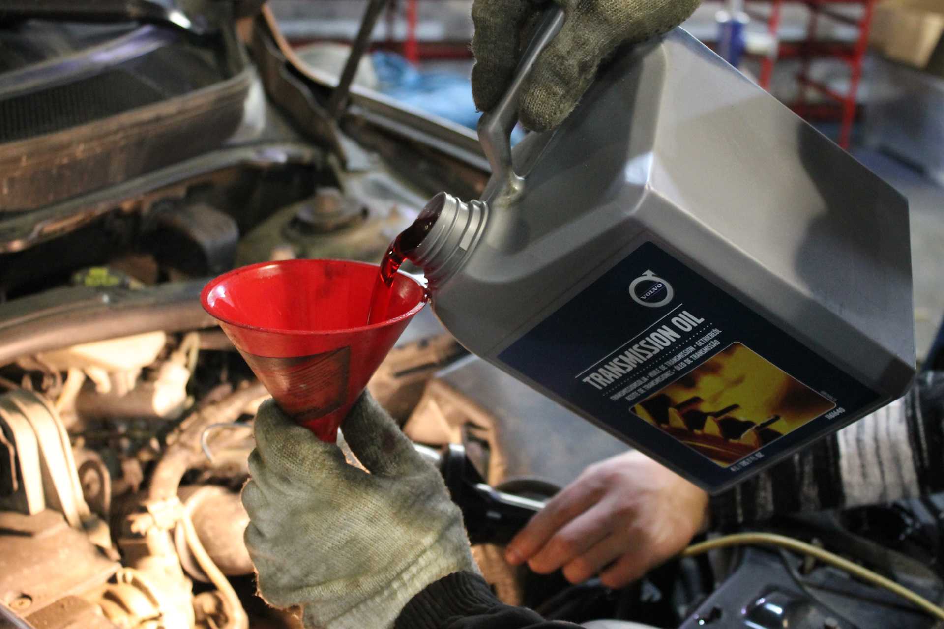 Как лучше сливать масло с двигателя через щуп или пробку