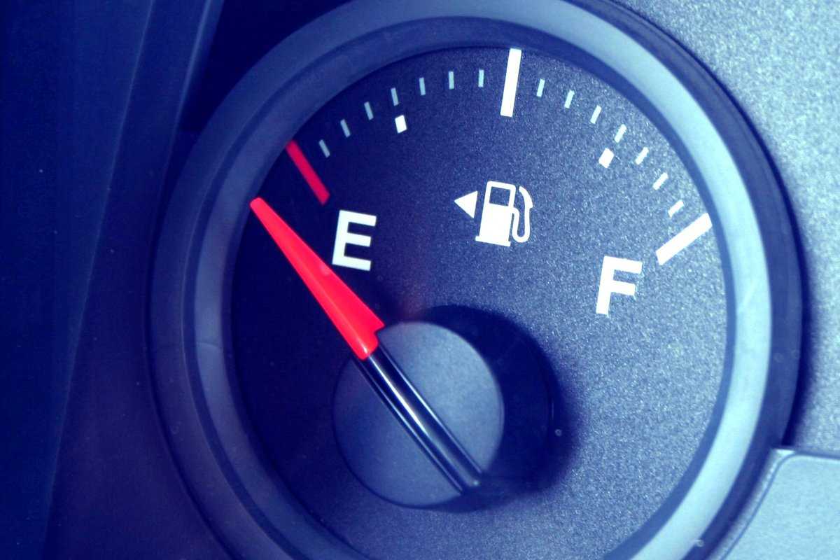 Сколько должно быть бензина в баке автомобиля
