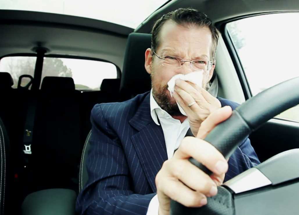 Пахнет жженой резиной в автомобиле: 3 возможные причины