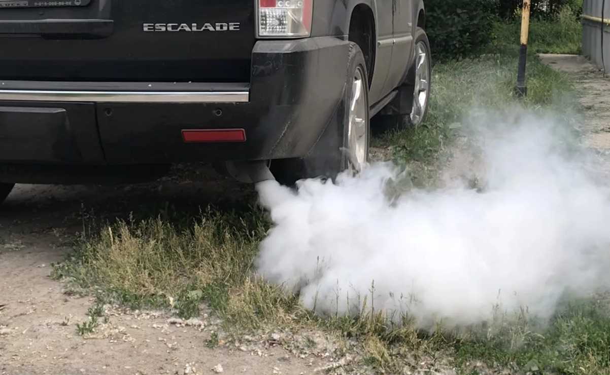 Почему из выхлопной трубы идет белый дым 🦈 avtoshark.com