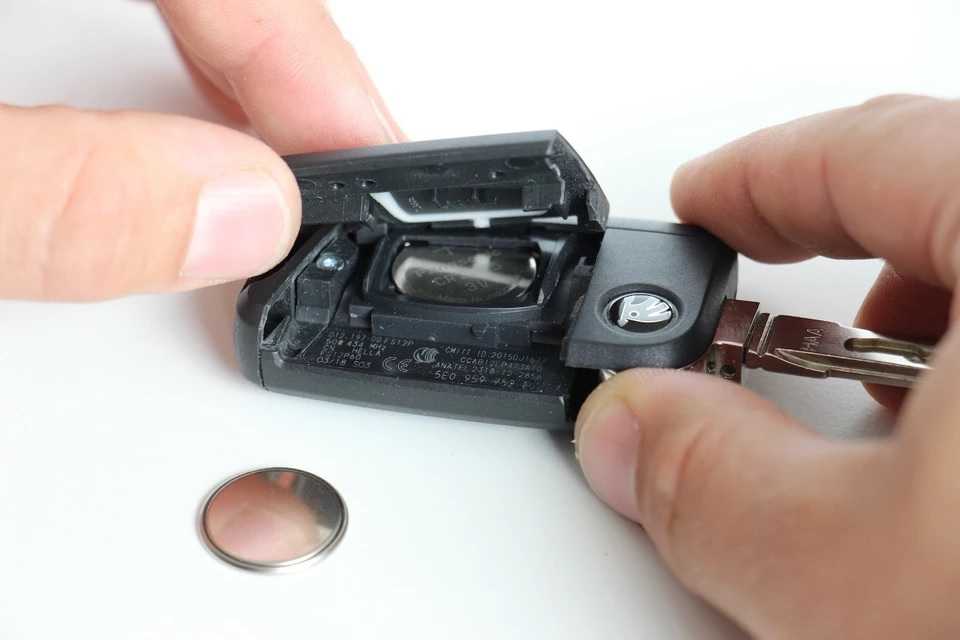 Как поменять батарейку в ключах от фольксваген