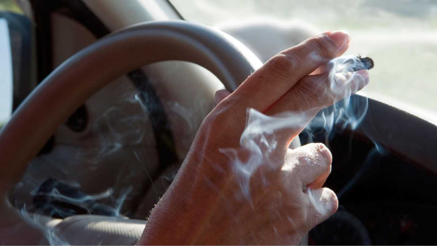 Запах бензина в салоне авто: причины и способы устранения