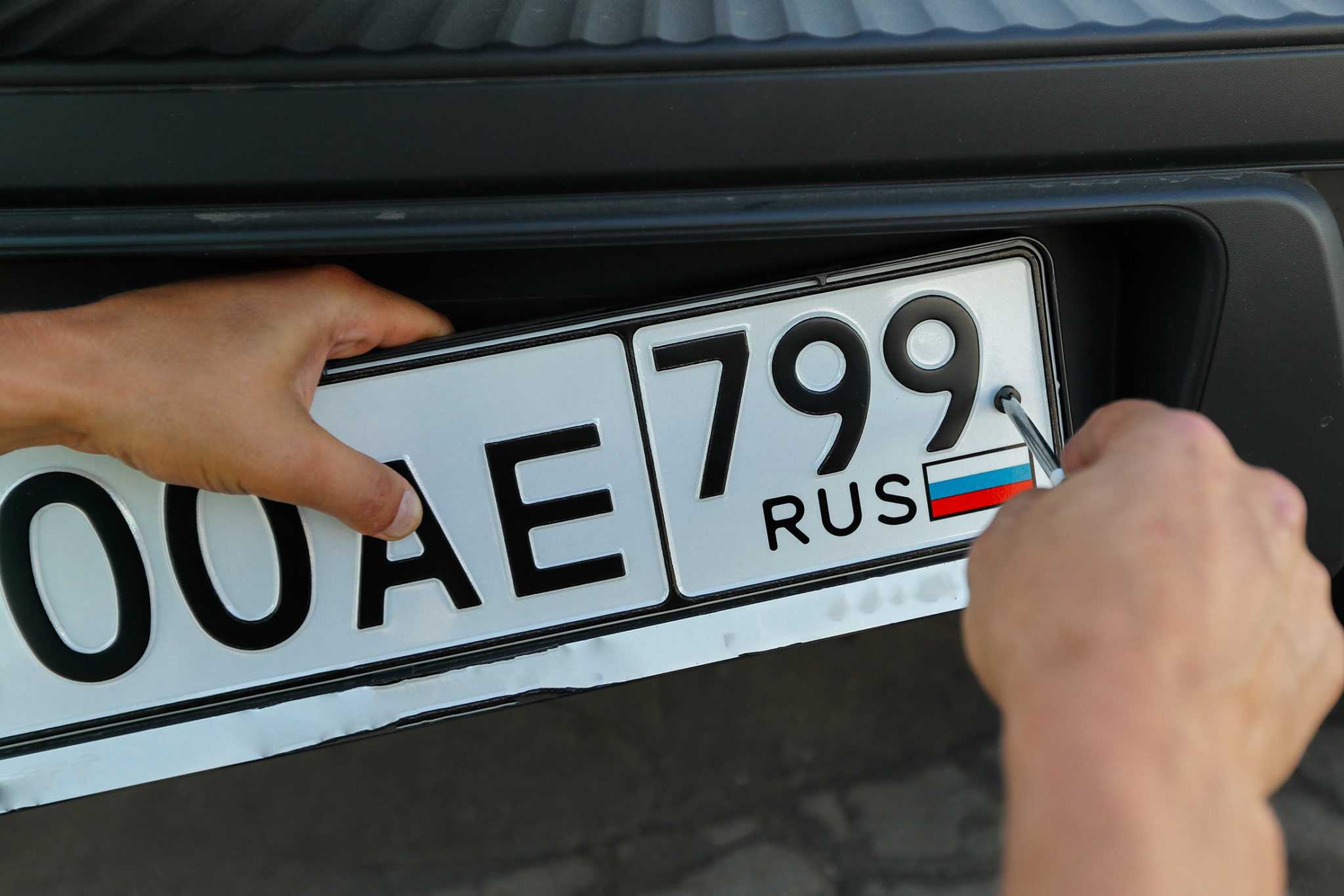 Можно ли получить квадратные номера на машину в гибдд: распространение табличек в россии