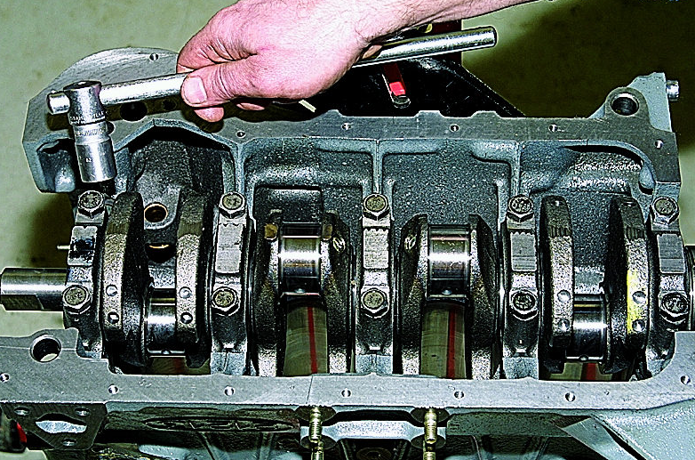 Сборка двигателя после ремонта / профессия - автомеханик