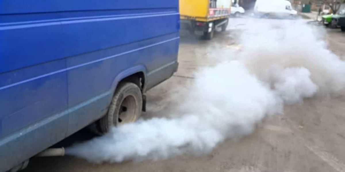 Белый дым из выхлопной трубы бензинового, дизельного двигателя при запуске и на прогретом двигателе - читайте во всех подробностях