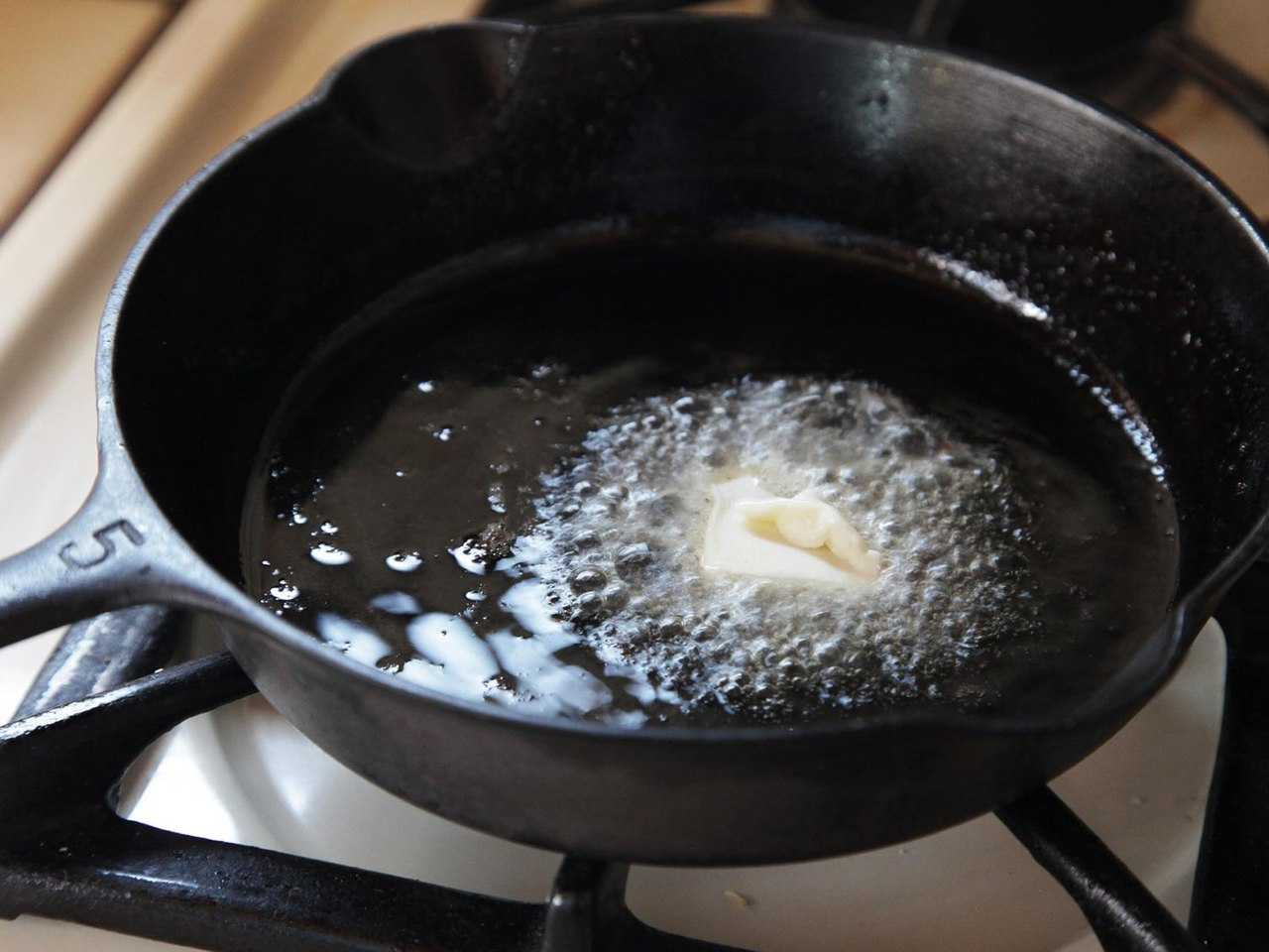 Чтобы не брызгало масло на сковороде. Масло на сковороде. Растительное масло на сковороде. Сковородка с маслом. Соль на сковороде.