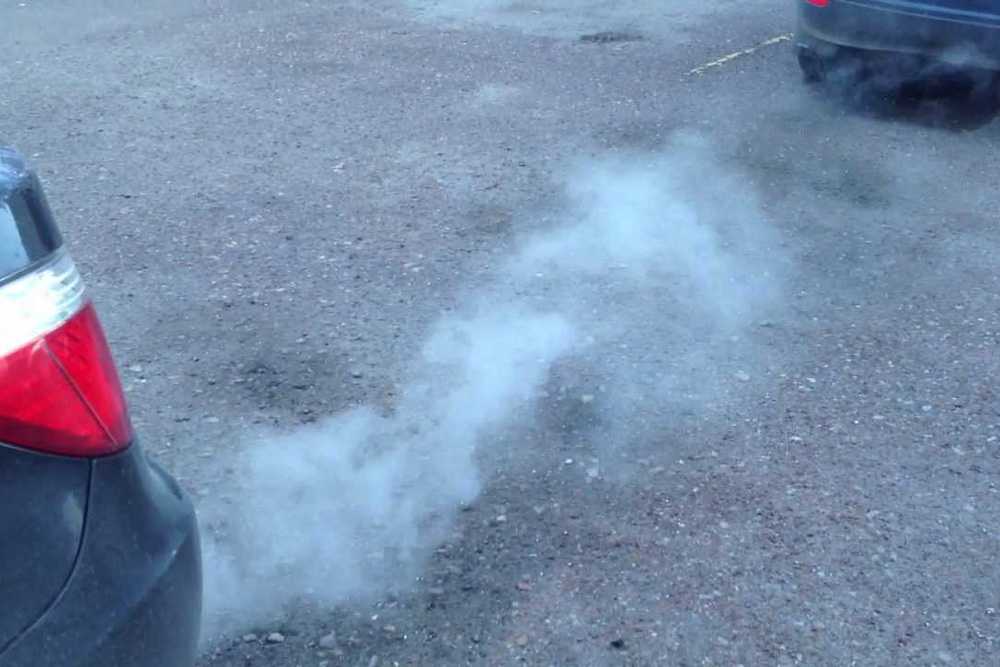 Почему идет белый дым из выхлопной трубы глушителя