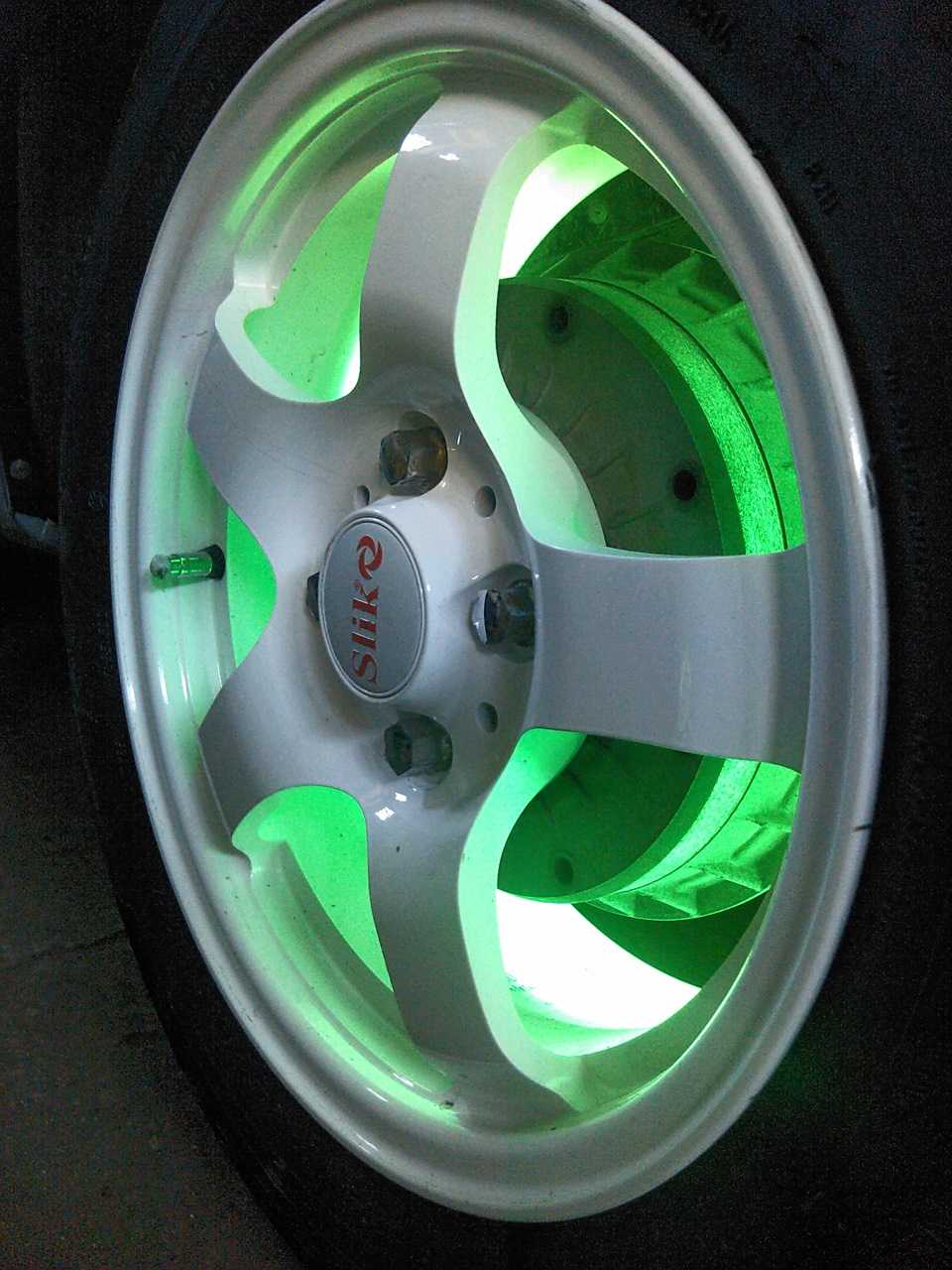 Как сделать подсветку колес на авто. подсветка дисков машины своими руками как стильный вид тюнинга. альтернативный вариант создания светящихся дисков