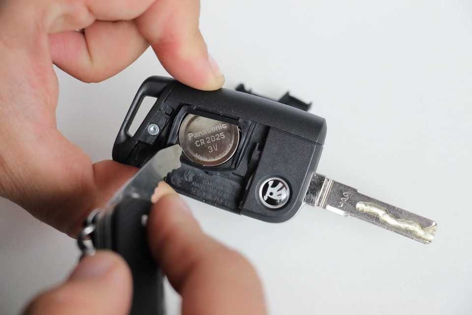 Как поменять батарейку в ключе автомобиля «фольксваген» за 1 минуту?