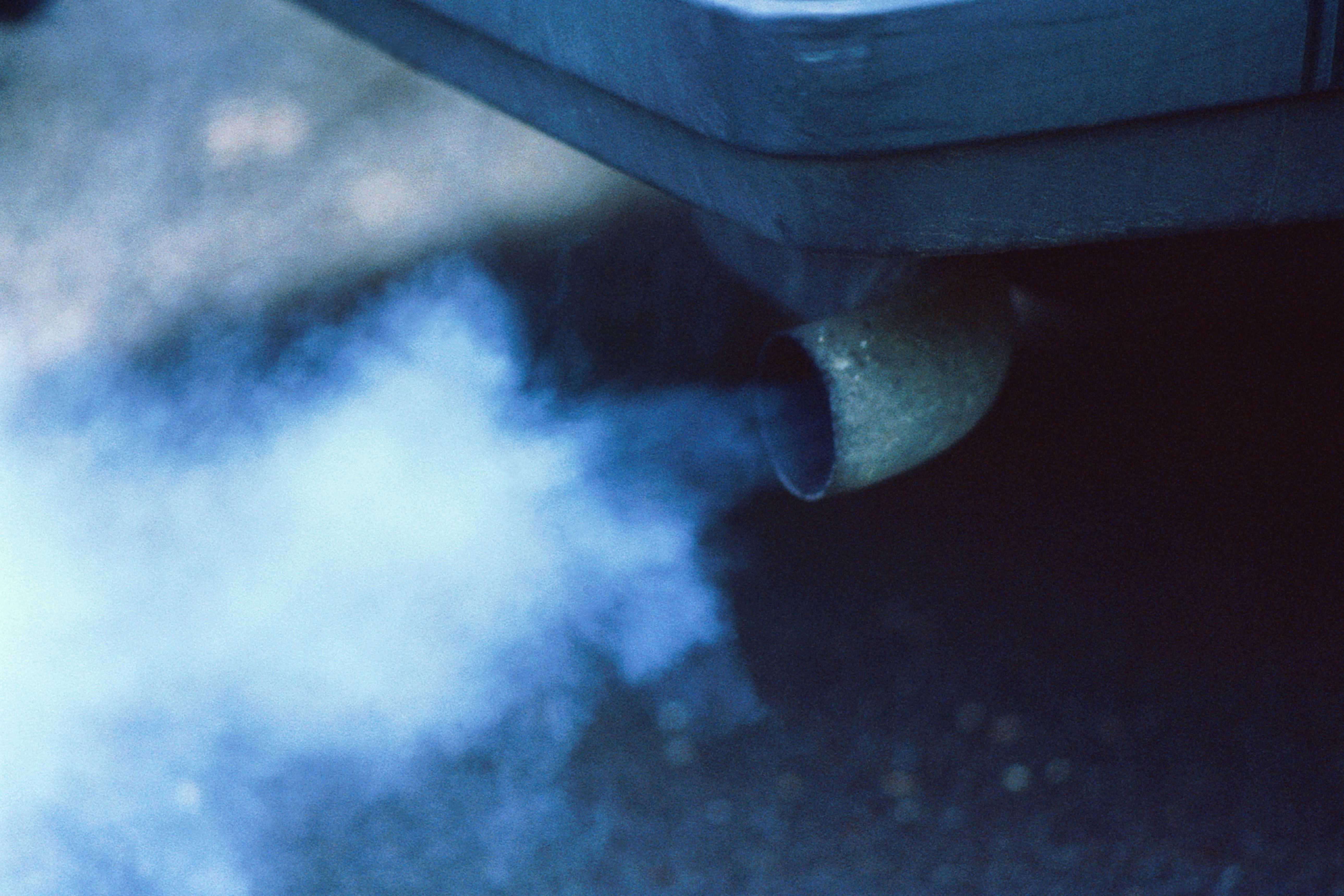 Что делать, если из выхлопной трубы авто валит дым