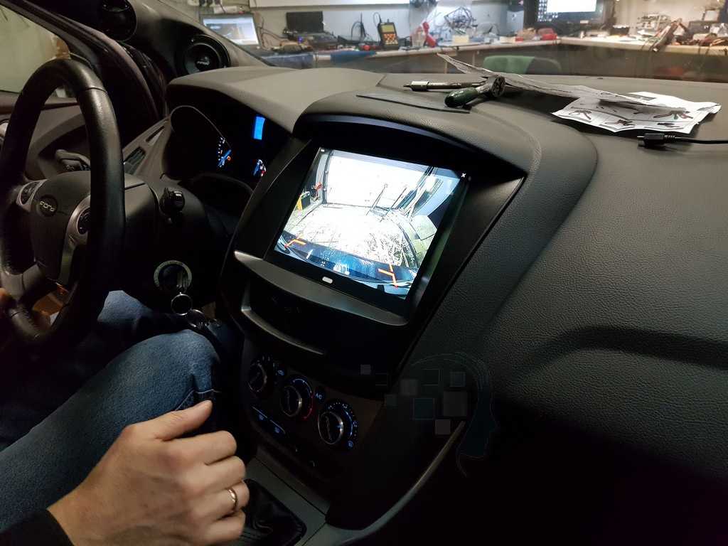 Как закрепить смартфон в автомобиле своими руками?